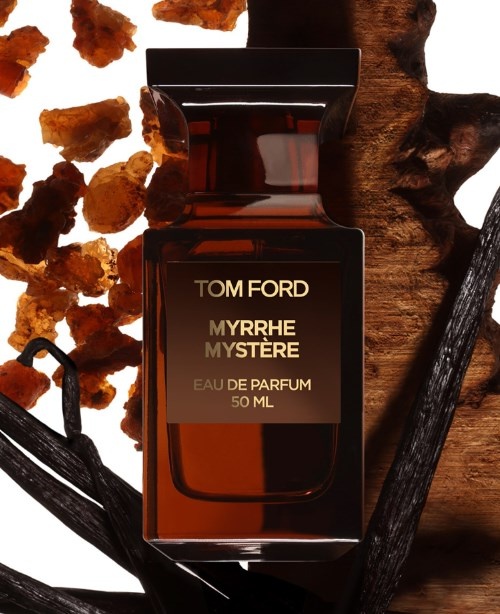 Дымная мирра во всей красе. Myrre Mystère сочетает в себе редкость и эксклюзивность.
При распылении на кожу в первую очередь слышен сладкий, тягучий аромат древесных смол и благовоний.
﻿Аромат получился томный, сладковато-дымный и чувственный.
Ваниль, взаимодействующая с теплой амброй и удом сразу дают понять направление этой композиции, а яркие специи, древесные и бальзамические ноты придают живости, чувственности и пылкости звучанию.
Определенно восток! Причём абсолютный унисекс, хотя если точнее, по моему восприятию процентов на 45 женский, 55- все таки мужской! Этот аромат хорош в качестве вечернего, просто не всем подойдет, а вот любителям древесных восточных ароматов эта новинка скорее всего понравится,
Верхние ноты: Мирра;
Средние ноты: Мирра;
Базовые ноты: Ваниль , мускус , сандал.