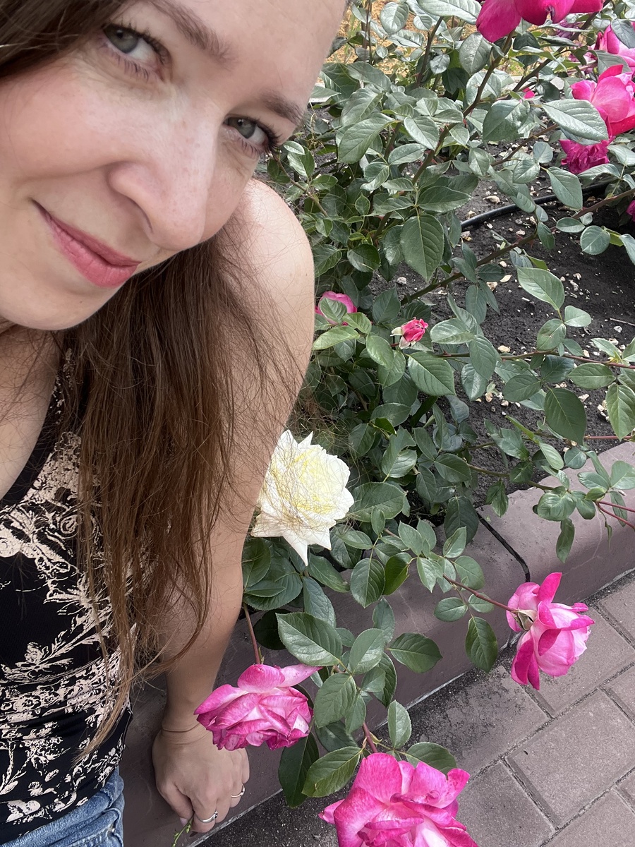 Машка-Ромашка в розах