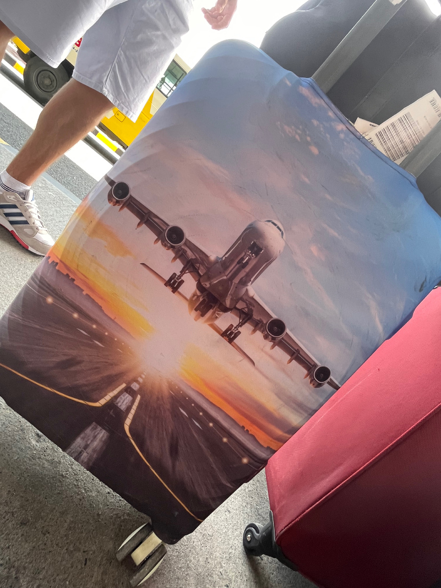 Чемодан в аэропорту 