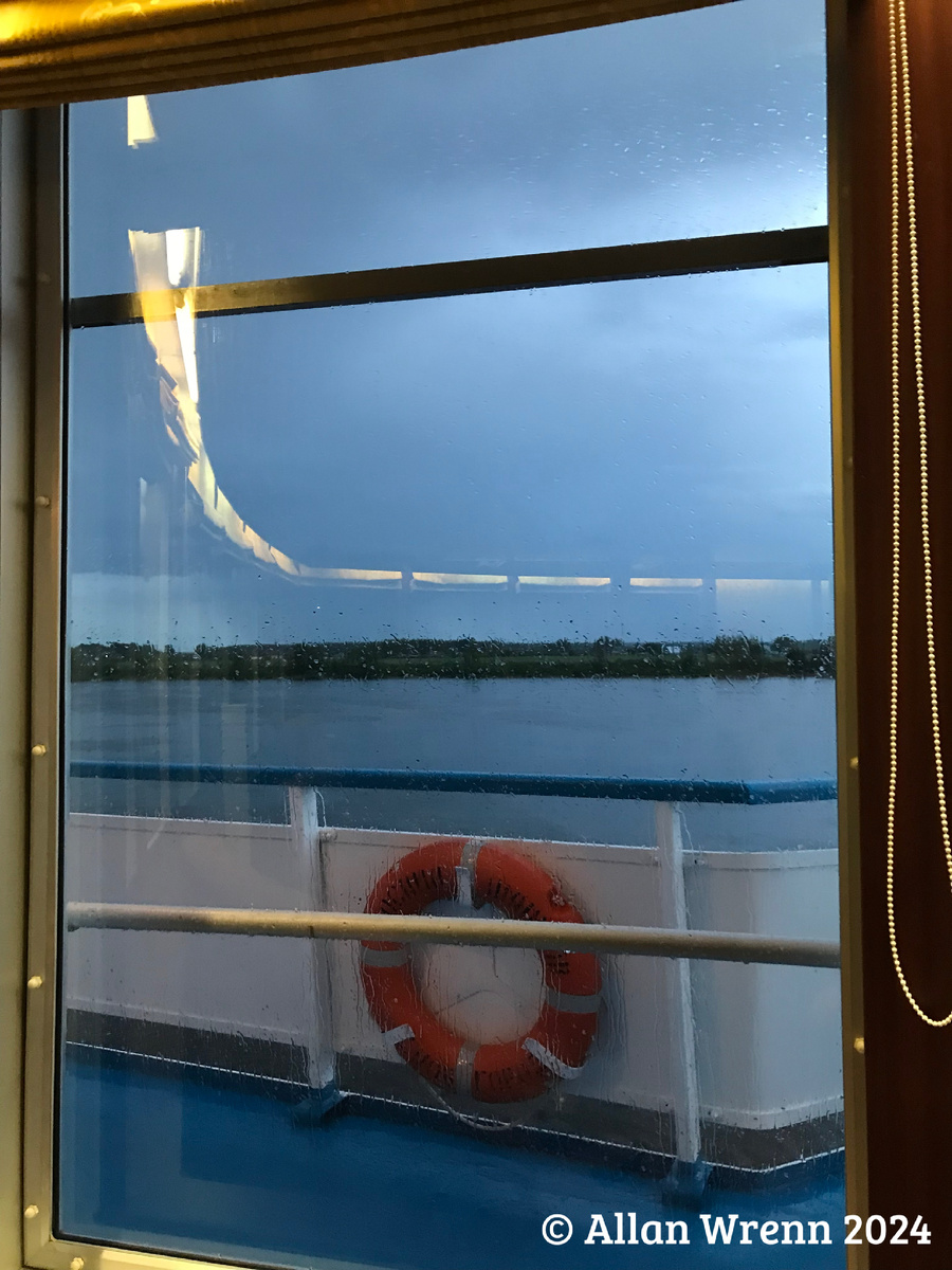 Тропический ливень за бортом. Фото из бара «Панорама» на шлюпочной палубе.