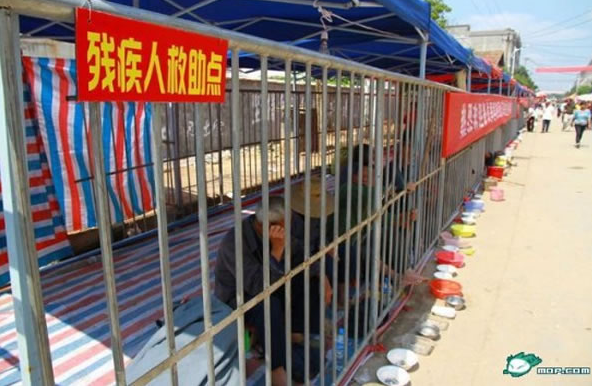 Спасибо что с большими красными надписями, еще и миски для мелочи снаружи