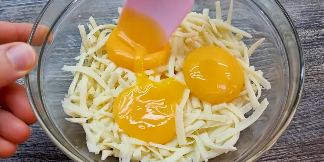 Воздушный сырный омлет на сковороде - вкусно и сытно!