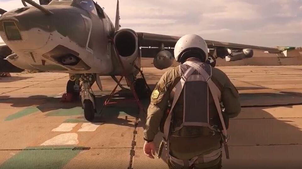     Штурмовики Су-25 уничтожили опорный пункт ВСУ в зоне спецоперации скриншот видео