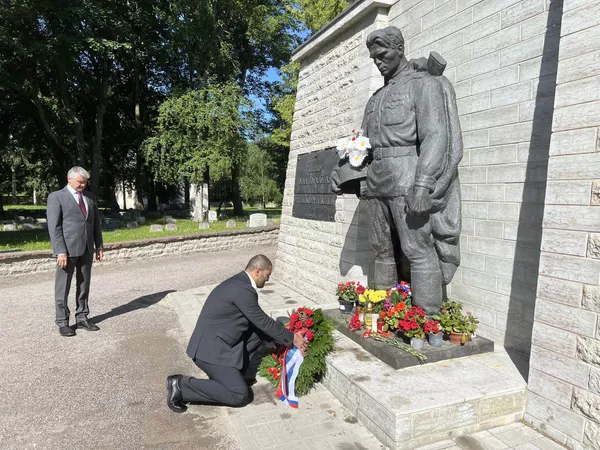 © Посольство РФ в Эстонии. Возложение венков к памятнику Воину-Освободителю на Таллинском военном кладбище