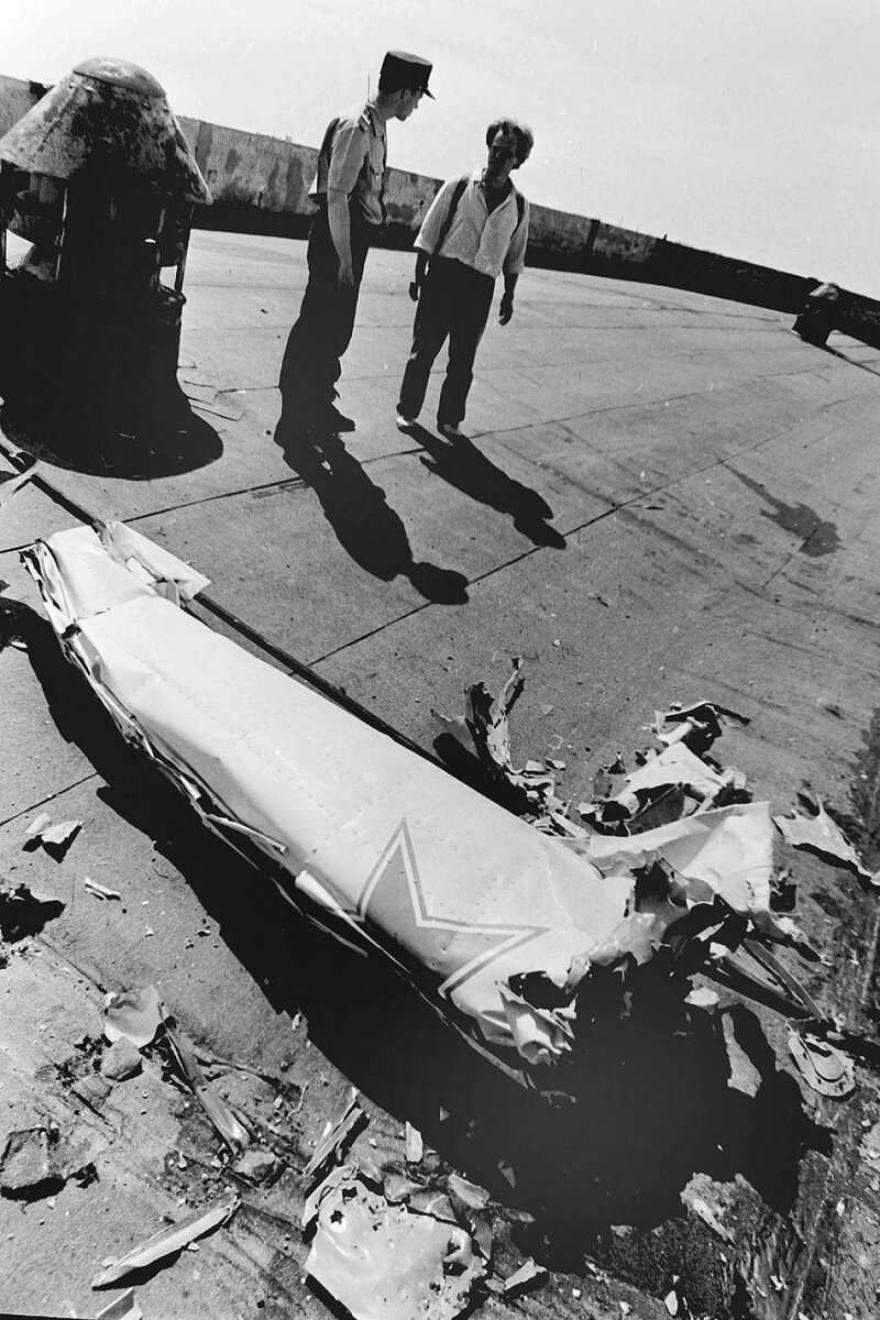    Самолёт разбился вдребезги, врезавшись в бетонное перекрытие здания. Фото: Из личного архивa/ Евгений Кармаев