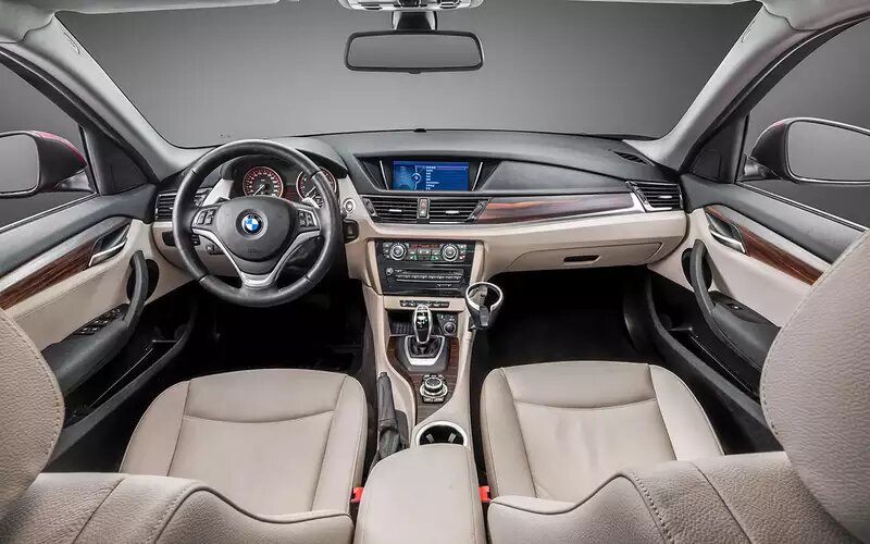    Салон сделан не из самых лучших материалов из арсенала BMW. С годами начинают поскрипывать передняя панель, консоль, механизмы сидений, рулевая колонка, замки дверей и багажника.