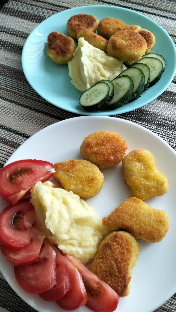 Моё с помидорами, Алисы- с огурцом