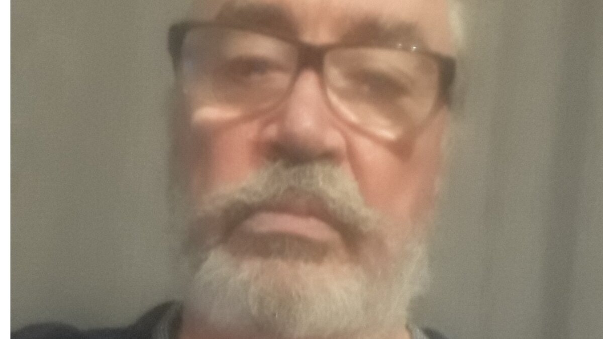 - А чего у тебя такие большие очки, бабушка? - Чтобы тебя скорее съесть, внученька.