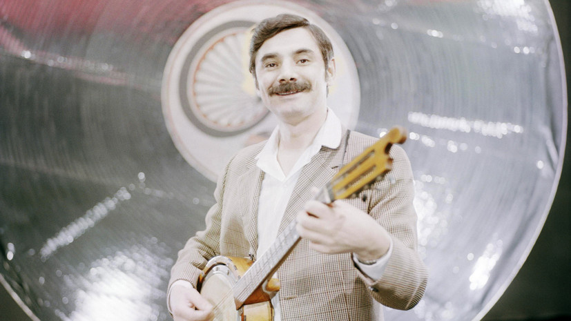     «Саша необыкновенного таланта актёр, прекрасный поэт. Самобытный, настоящий русский самородок. Очень обаятельный, очень живой, прекрасный собеседник», — говорил советский и российский кинорежиссёр Карен Шахназаров. Кадр из фильма «Мы из джаза» (1983)  Legion-Media Кадр из фильма «Мы из джаза» (1983)