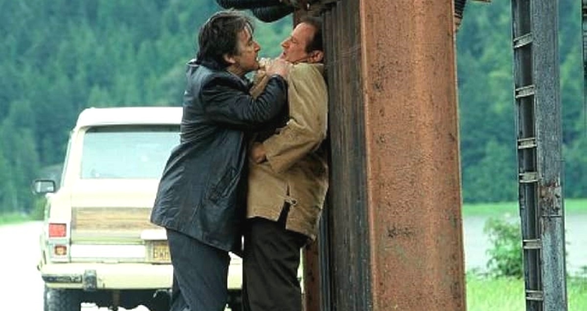 Создатели "Бессонницы": "- Гы! А давайте сделаем у нас главным гадом... известного комика! - Лесли Нильсена? - Не, ну это полная жесть! - Вупи Голдберг? - Шта?! - Робина Уильямса? - Во! В самый раз!"