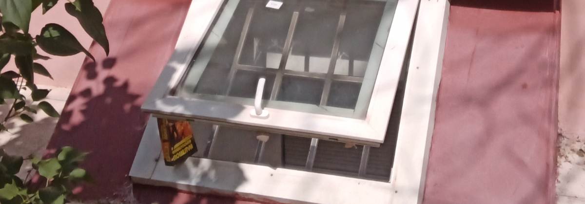 Обратите внимание на название книги, коей фрамуга подперта)).