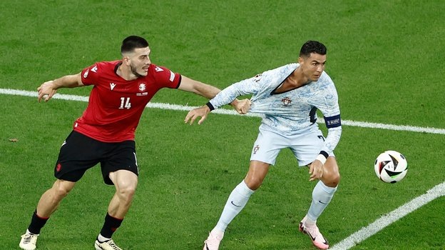    Защитник сборной Грузии Лука Лочошвили (слева) и Криштиану Роналду. AFP