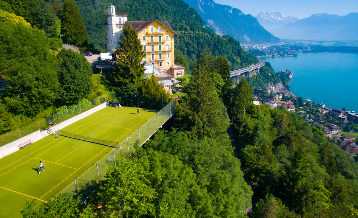 Швейцария давно привлекает внимание родителей и студентов со всего мира. Эта страна славится своими великолепными альпийскими пейзажами, высоким уровнем жизни и престижной системой образования.
