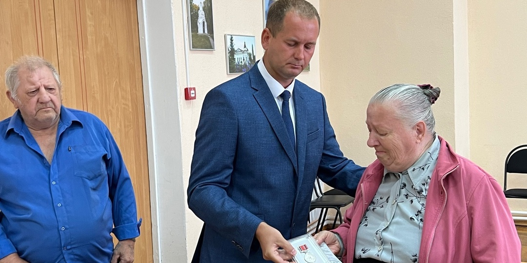 Родственникам погибших героев врио главы района вручил памятные знаки