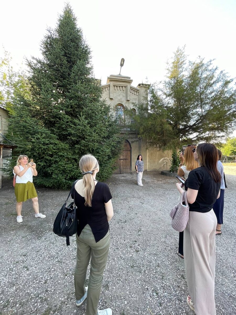 Ольга фотографирует группу