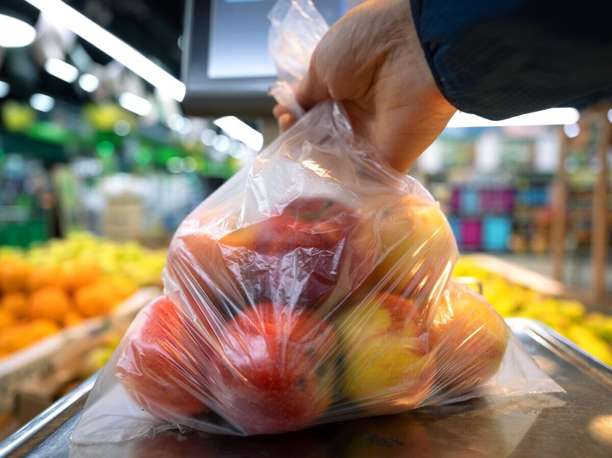    Женщина взвешивает яблоки в одном из магазинов "Перекресток" в Москве© РИА Новости / Владимир Трефилов