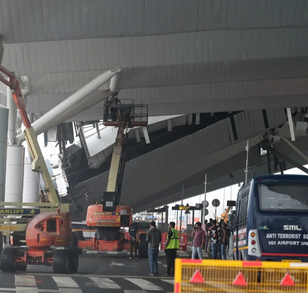 Бригада осматривает повреждения части навеса в международном аэропорту имени Индиры Ганди в Нью-Дели, который обрушился в пятницу.Кредит...Ассошиэйтед Пресс