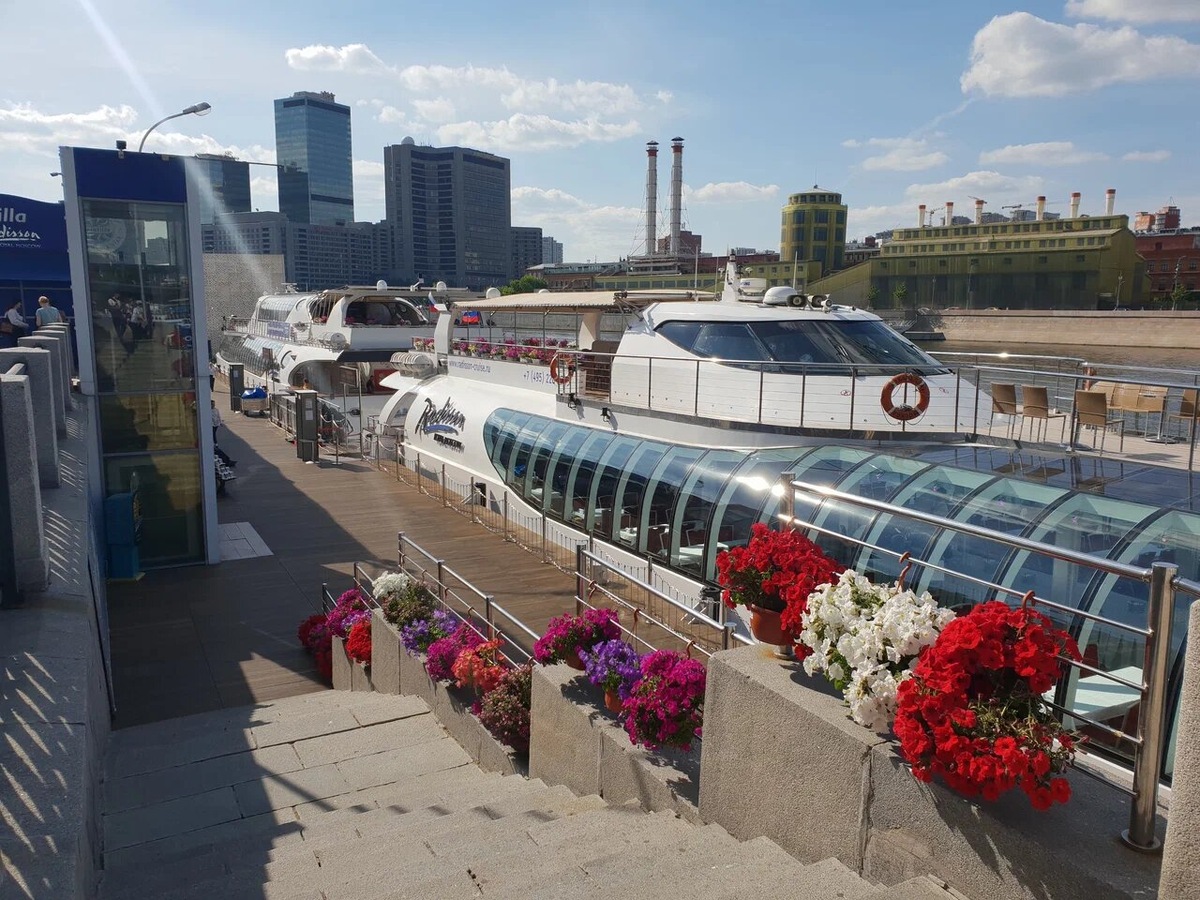 От причала «Гостиница “Украина”» отходят все теплоходы с ужином от компании Radisson. Фото: Сергей А. / Яндекс Карты