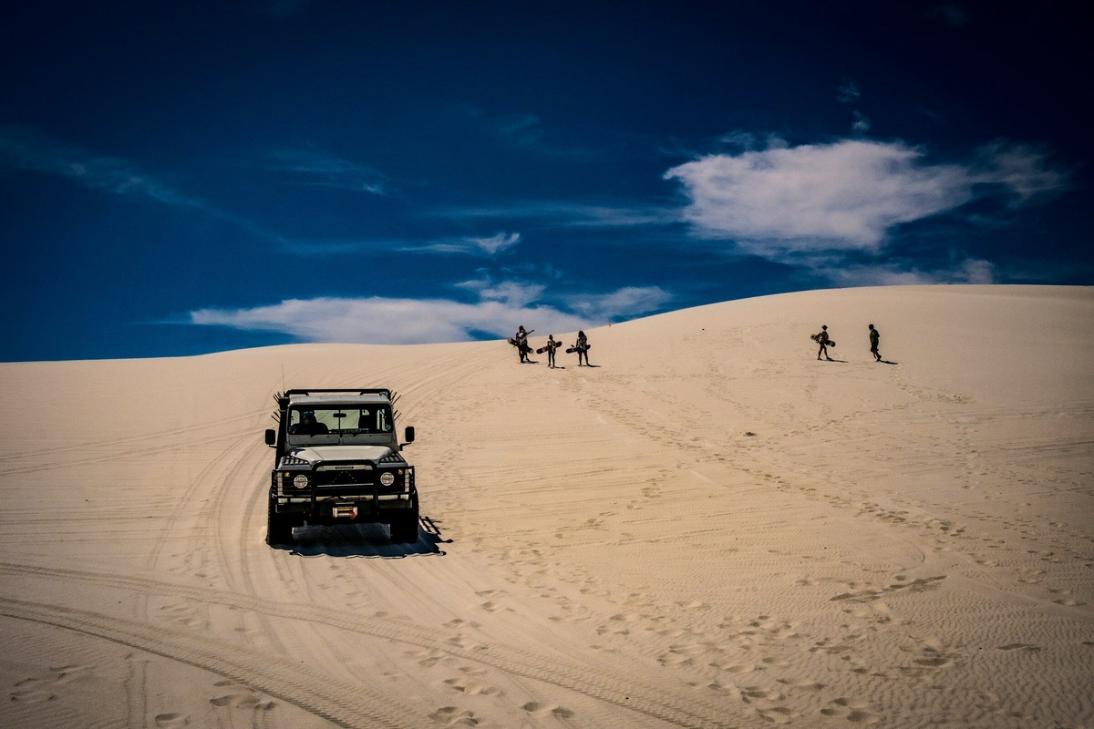 Сафари в пески иногда сочетают с сэндбордингом. Фото: Stéphane Legrand / Unsplash