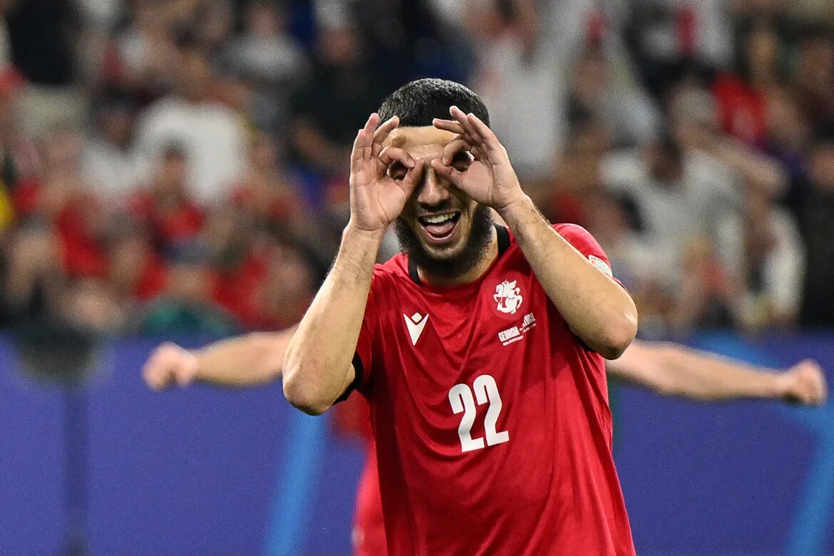 Сборная Грузии на Чемпионате Европы по футболу неожиданно стала одной из главных футбольных сенсаций турнира – команда-дебютант смогла пробиться в 1/8, уступив Турции, вничью сыграв с Чехией и забив-2