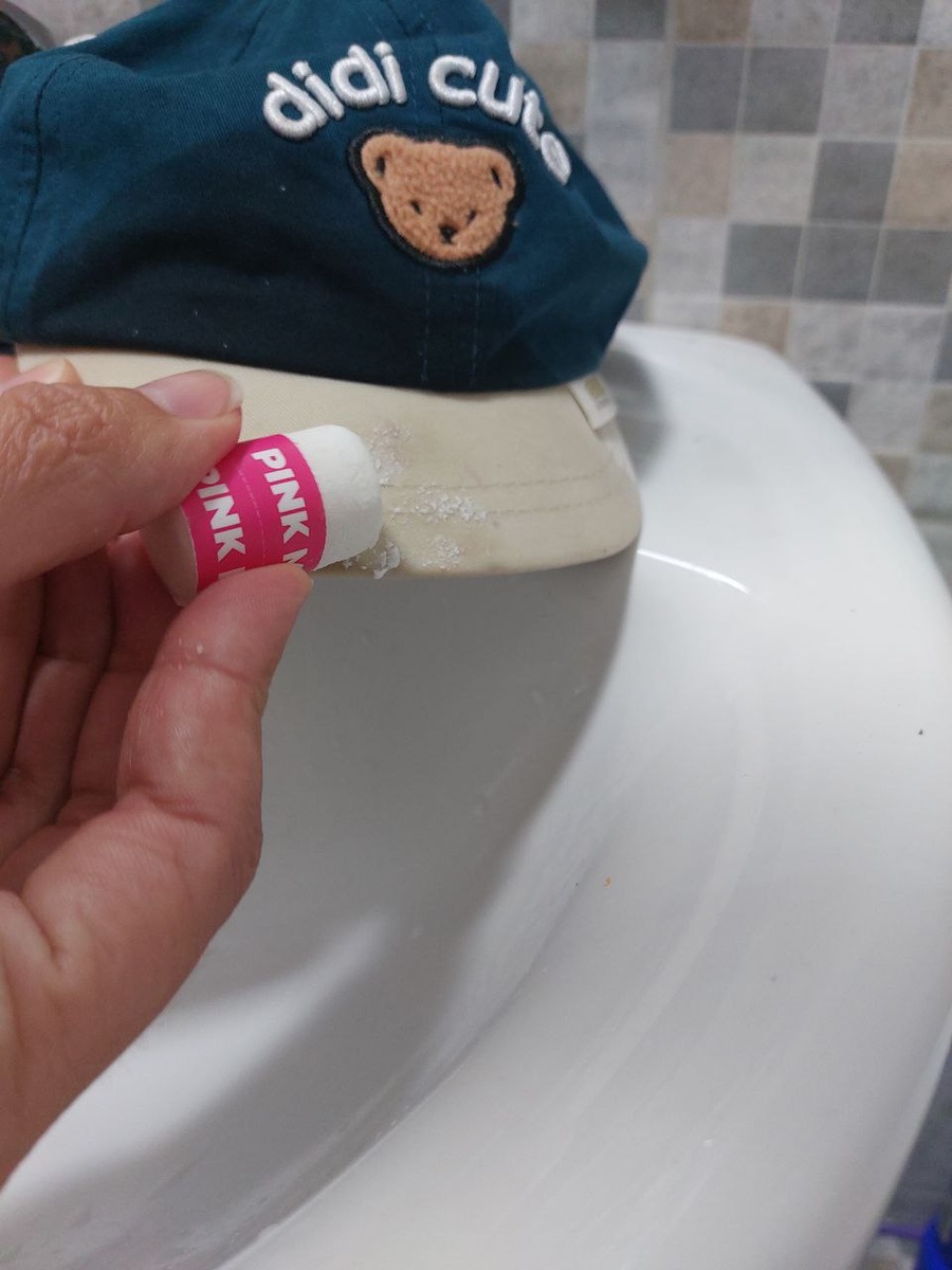 Чем горячее вода, тем лучше. Я не стала греть отдельно, достаточно было той что из крана