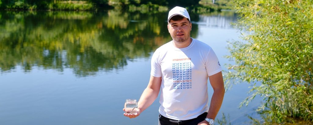    Эколог Эдуард Мустаев выпускает малька в водоем