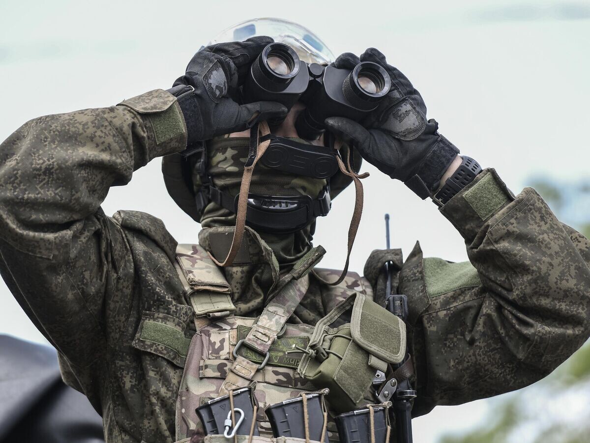    Военнослужащий зенитного расчета мобильной группы быстрого реагирования для защиты и противодействия атакам БПЛА украинских боевиков© РИА Новости / Константин Михальчевский