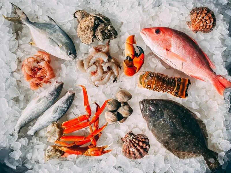 Специалисты из Роспотребнадзора в проекте "Здоровое питание" рассказали, на что следует обратить внимание при покупке рыбы. Первый критерий - это запах. Свежий продукт пахнет тиной и водоемом.