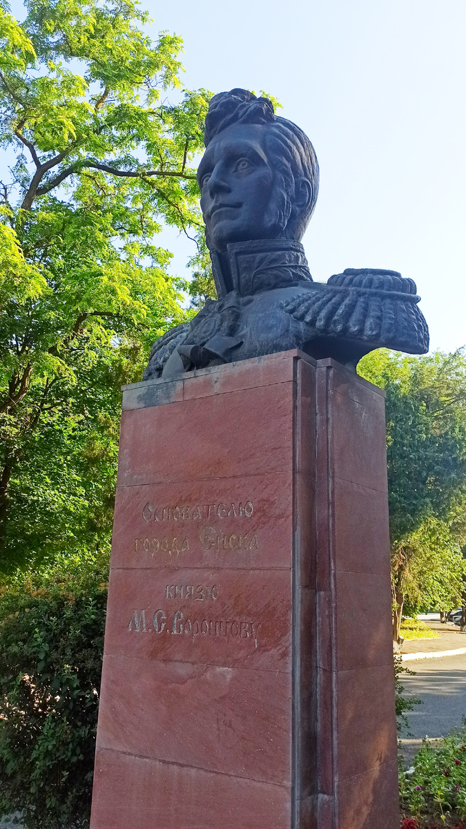 Бюст Воронцову у железнодорожного вокзала в Ейске.