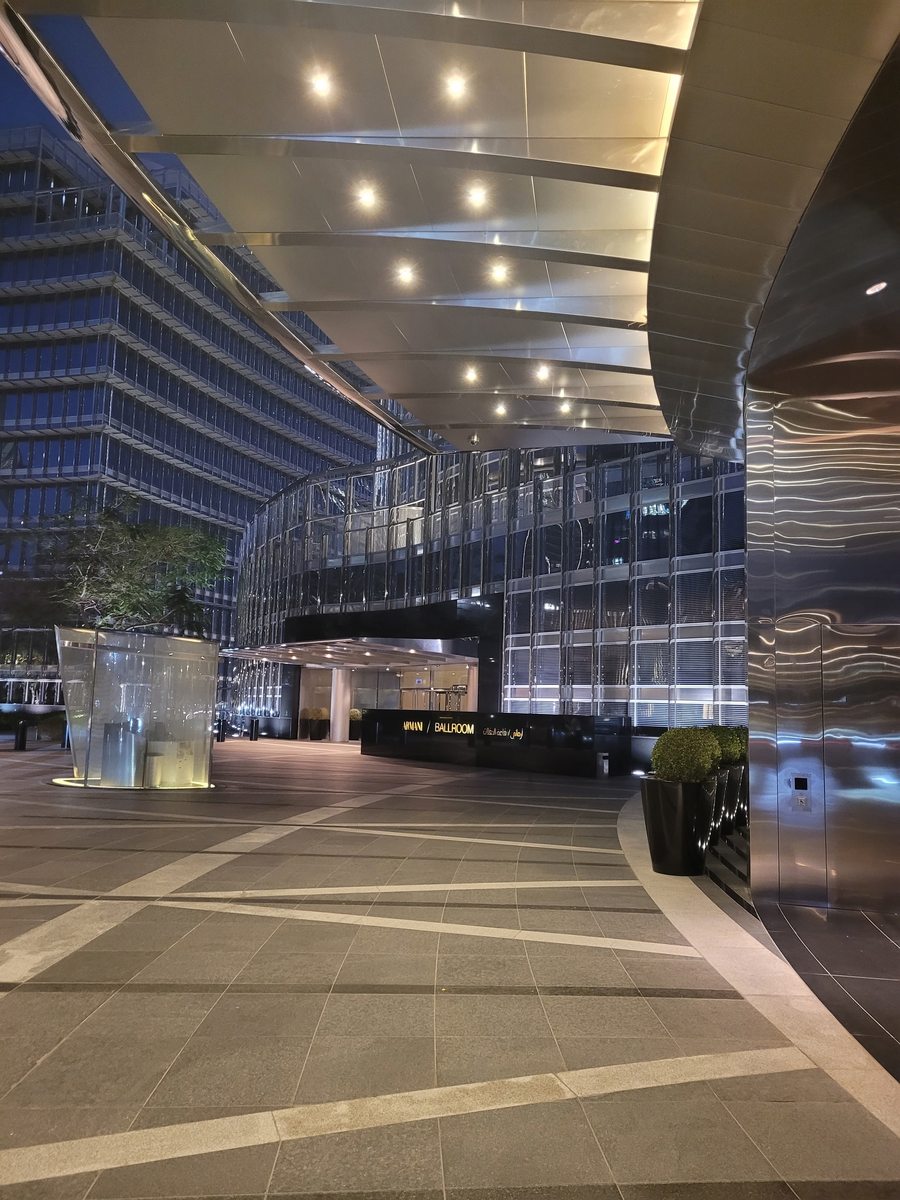 Вход Armani Hotel