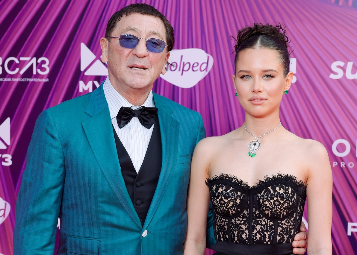    Избранница певца на год старше его дочери