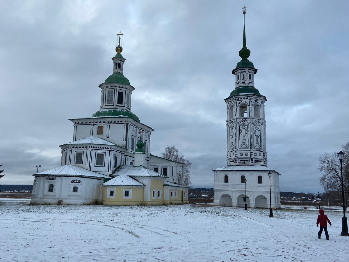 Это храм у реки в Великом Устюге