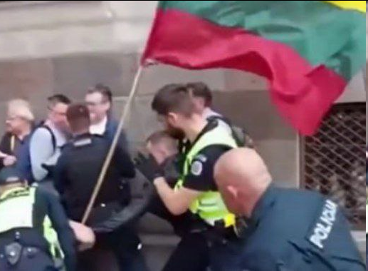 Скриншот видео задержания протестующих у мемориала Шкипре