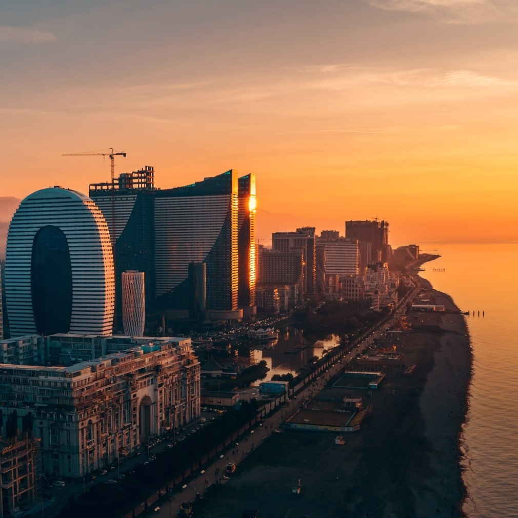 🇬🇪 🇪🇺 В Люксембурге прошло обсуждение возможных карательных мер в отношении Грузии со стороны Евросоюза.
Радикальных решений принято не было, как я и ожидала😊  Кто я ? Мухамеджанова Наталья, эксперт по инвестициям в недвижимость в 22+ странах.
Стало известно, что ЕС увеличит поддержку в Грузии гражданского общества и СМИ, а также при необходимости примет меры - ❗сократит политические контакты. 
«У нас была активная дискуссия по Грузии. После майского Совета по иностранным делам мы второй раз подряд обсуждали тревожные политические события в Грузии, в том числе принятие закона «О прозрачности иностранного влияния. Правительство страны отдаляет её от Европы, и если правительство не изменит курс действий, Грузия не продвинется на пути ЕС»
- заявил Верховный представитель ЕС по иностранным делам и политике безопасности Жозеп Боррель на пресс-конференции, состоявшейся после встречи министров иностранных дел стран Евросоюза.(Думаю, что подобное заявление обусловлено "якобы" единным советом Запада, по сути это для СМИ) 

❗️Как и ожидалось, серьёзных ограничительных мер до осенних выборов в Парламент и октябрьского отчёта о расширении - ЕС вводить пока не хочет. Называются возможность приостановки финансовой помощи правительству и поддержку из Европейского фонда мира. Ограничение безвизового режима с Европой рассматривается как крайняя мера, которая, в первую очередь, ударит по обычным гражданам, а не властям. Снятия статуса кандидата в ЕС тоже не стоит на повестке дня. Угроза самих санкций, по мнению Евросоюза, сейчас эффективнее, чем их введение, так как это будет означать переход красной черты и окончательный разрыв отношений.
Всё идёт хорошо и работаем спокойно. Внимание к Грузии в положительном смысле, только будет увеличиваться, рост стоимости недвижимости однозначно будет, работы у нас тоже будет много. 
Так что не расслабляемся!
