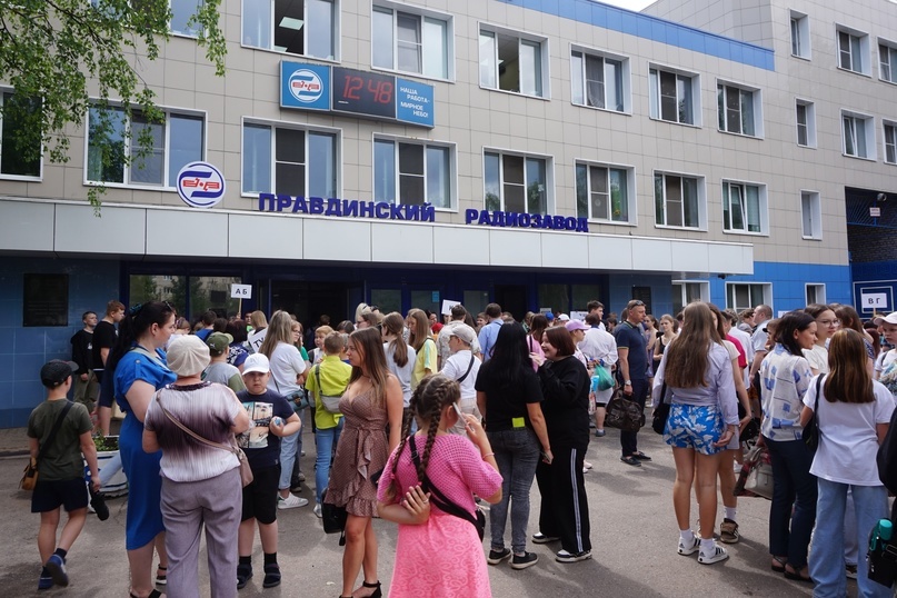 Ребята пришли познакомиться с предприятием.
