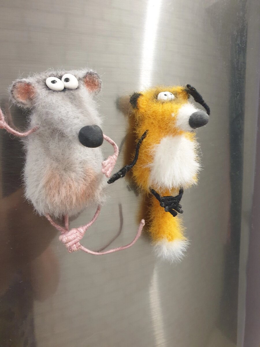 на полках магазина АРТ-ЛАВКА  ЧУДЕСА мы можете увидеть и приобрести игрушки амигуруми, магнитики на холодильник, ватные игрушки! Такие разные и такие милые! Сделаны с любовью!