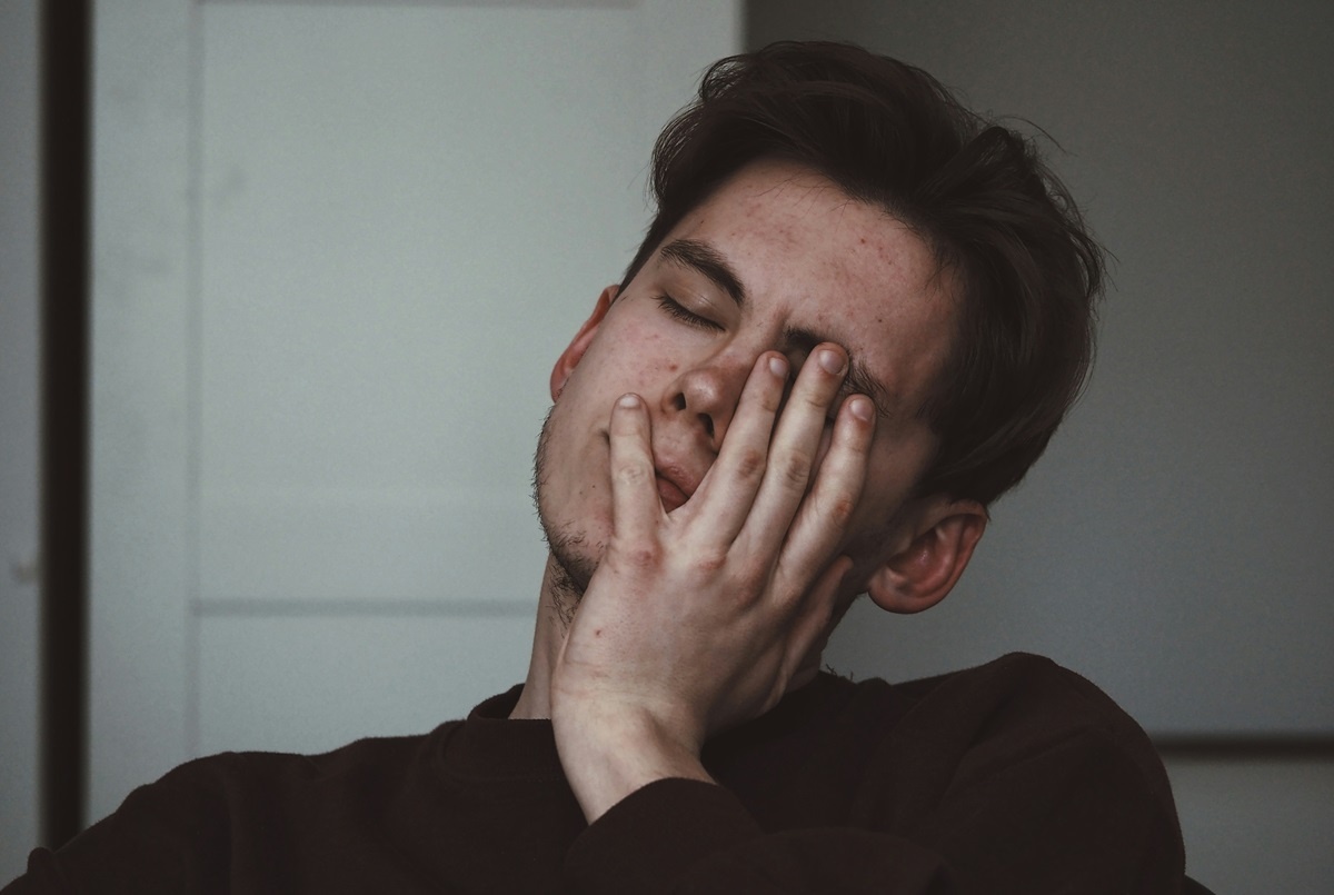 Человек чувствует себя уставшим и слабым.  Фото: unsplash.com