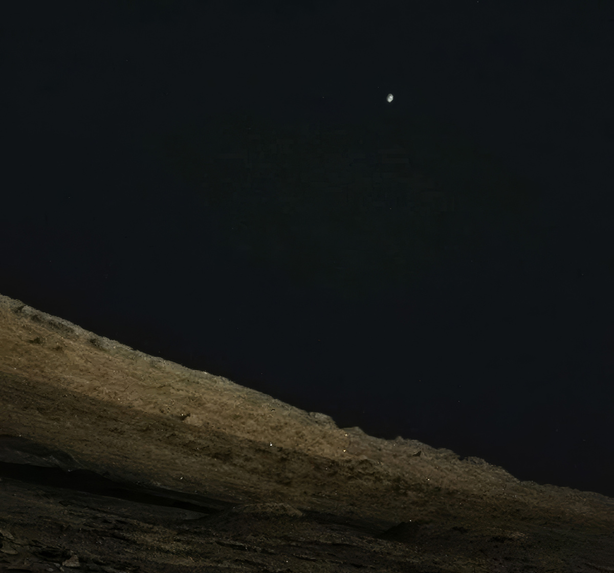 Спутник Фобос с марсианской поверхности / NASA 