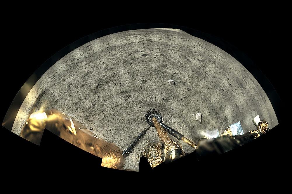 Китайский зонд "Чанъэ-5" доставил на землю образцы лунного грунта