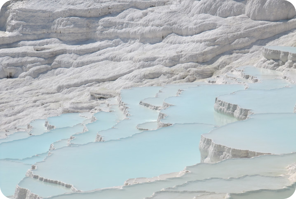 Памуккале в переводе означает «хлопковый замок». звестен своими белыми террасами, созданными минеральными источниками. 