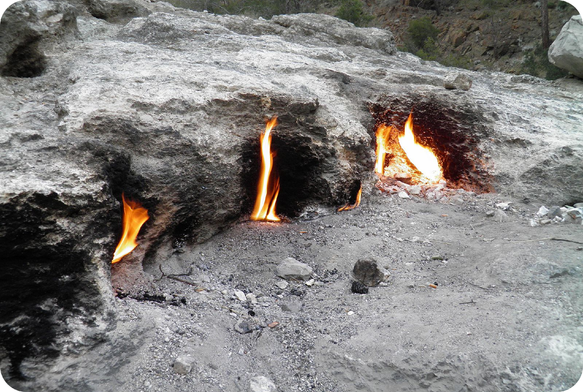 В древности это явление приписывали чудовищу Химере, описанному в «Илиаде» Гомера. Сейчас его объясняют выходом природного газа. Фото: Carole Raddato from FRANKFURT, Germany via Wikimedia Commons 