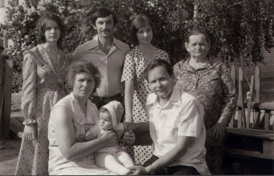 Владимир Данилович Гамолин с женой Анной Сергеевной и внучкой Олей. На втором плане – дочери Лариса, Ирина, сын Владимир, Матрена Степановна, мать В.Д. Гамолина. Начало 1980-х гг.