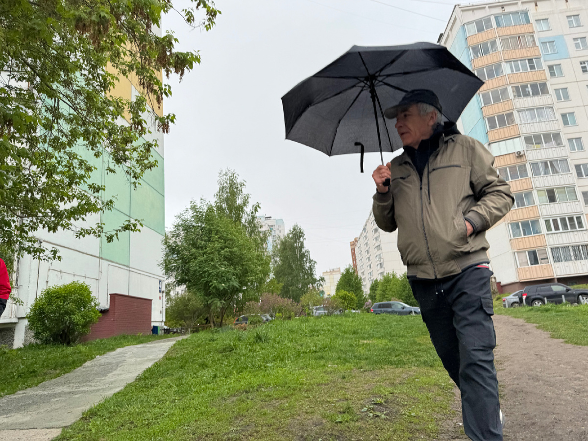 Пенсионер под зонтиком...