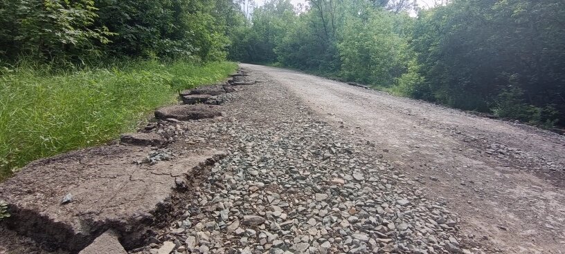    Асфальт с дороги в посёлок тоже смыло паводком. Фото: АиФ в Оренбурге