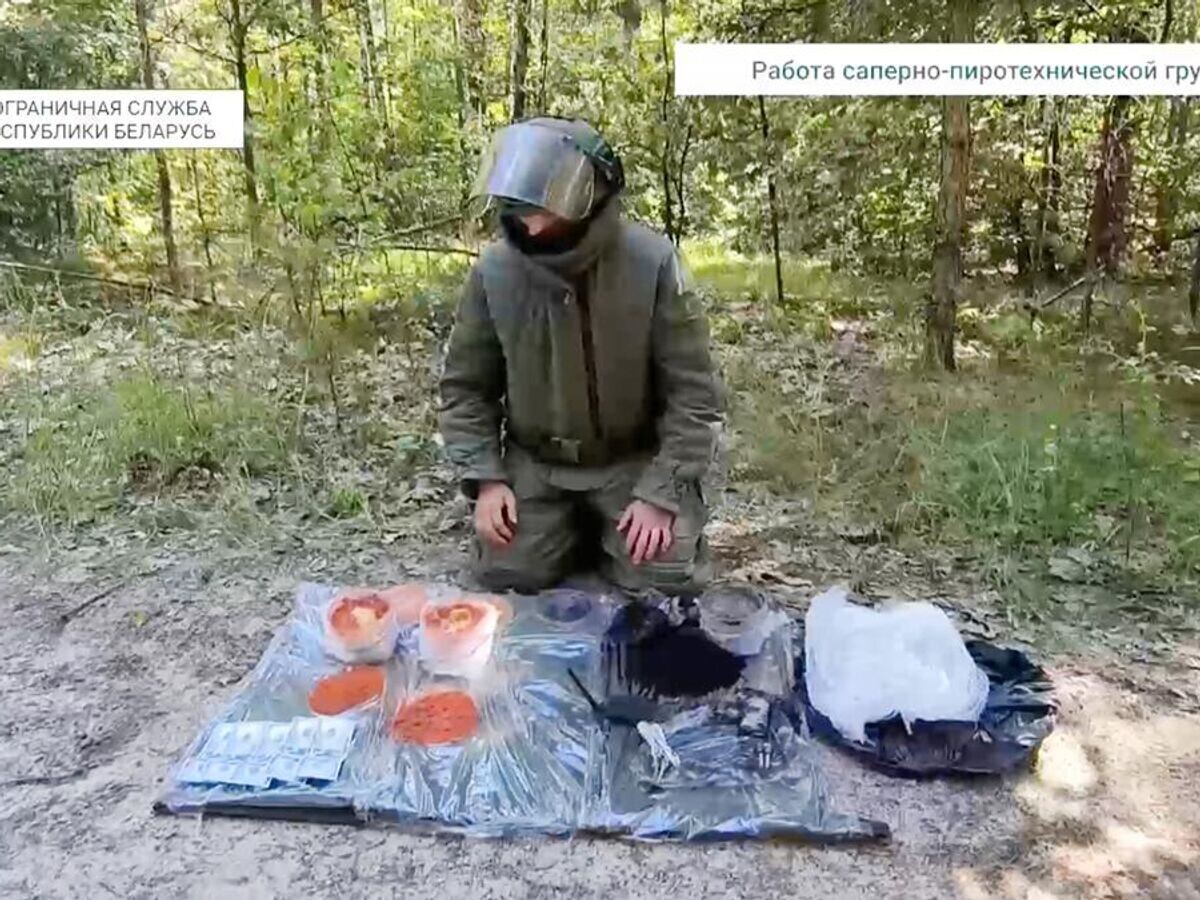    Компоненты для изготовления самодельных взрывных устройств, обнаруженный в тайнике на границе Белоруссии и Украины© Пограничный комитет Беларуси