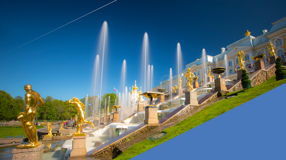 Одна из крупнейших и уникальных систем фонтанов в мире — фонтанная система Петергофа.