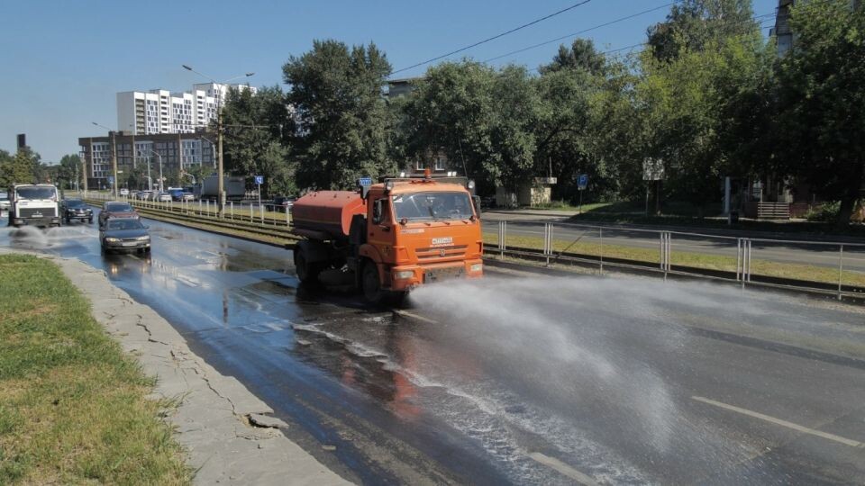    Полив дорожного полотна. Источник: Пресс-центр городской администрации