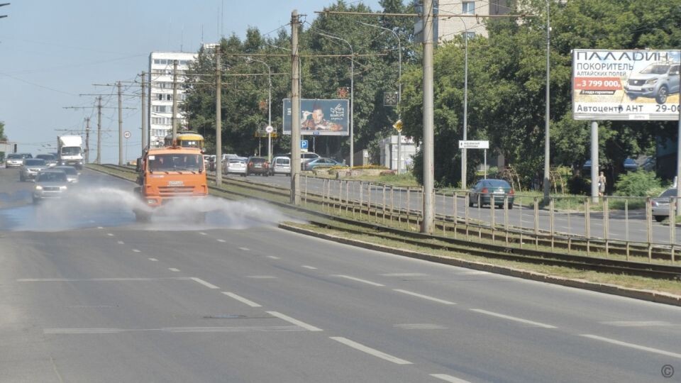    Полив дорожного полотна. Источник: Пресс-центр городской администрации