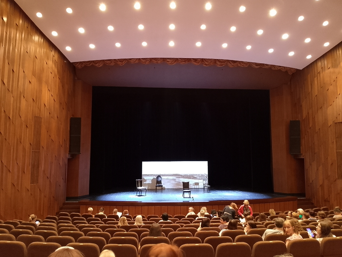 Декорации на сцене, зрители собираются после первого звонка, фото автора