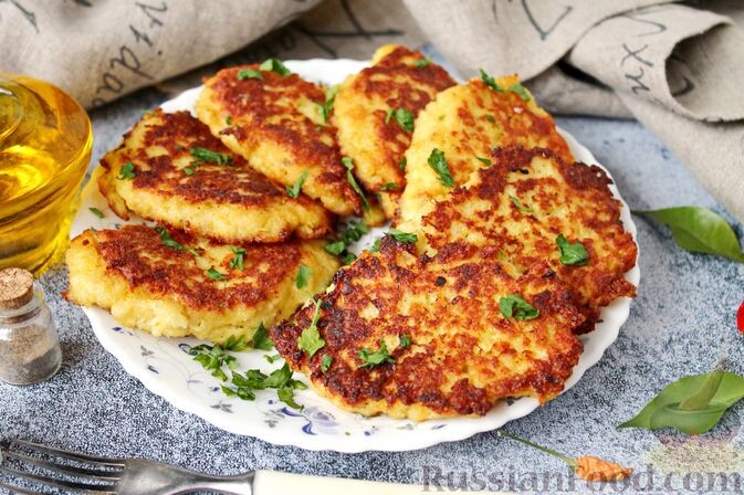 фарш рыбный, лук репчатый, яйца, майонез, мука, соль, перец чёрный молотый, масло растительное, зелень петрушки